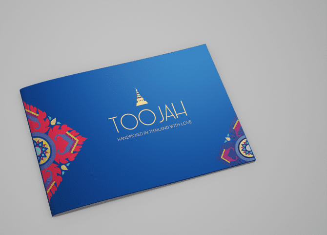 Booklet Toojah em azul com detalhe de padrões relativos a tecidos tradicionais tailandeses