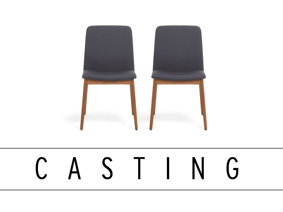 Duas cadeiras lado a lado em fundo branco, sobre o texto "Casting"