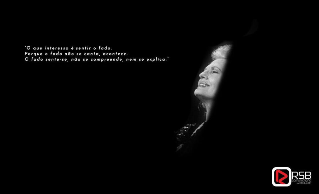 Imagem da Fadista Amália Rodrigues em fundo preto, acompanhada pelo texto "O que interessa é sentir o fado. Porque o fado não se canta acontece. O fado sente-se, não se compreende, nem se explica."