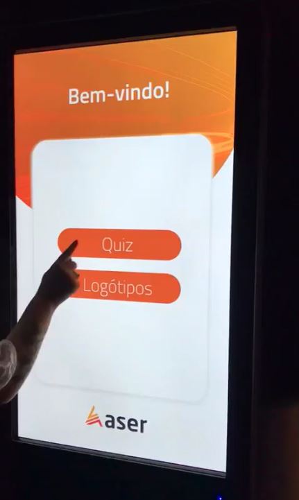 Mupi com aplicação interativa personalizada - Questionário ASER