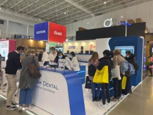 Foquim Dental Stand at Expodentária 2021 with visitors