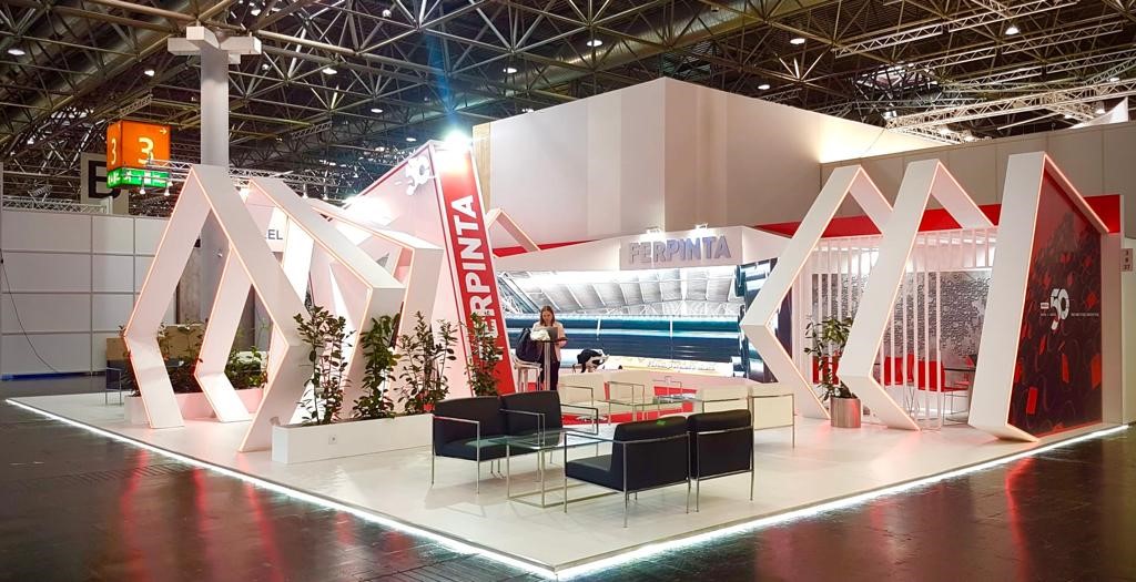 Red and white stand with sofas and Ferpinta ledwall