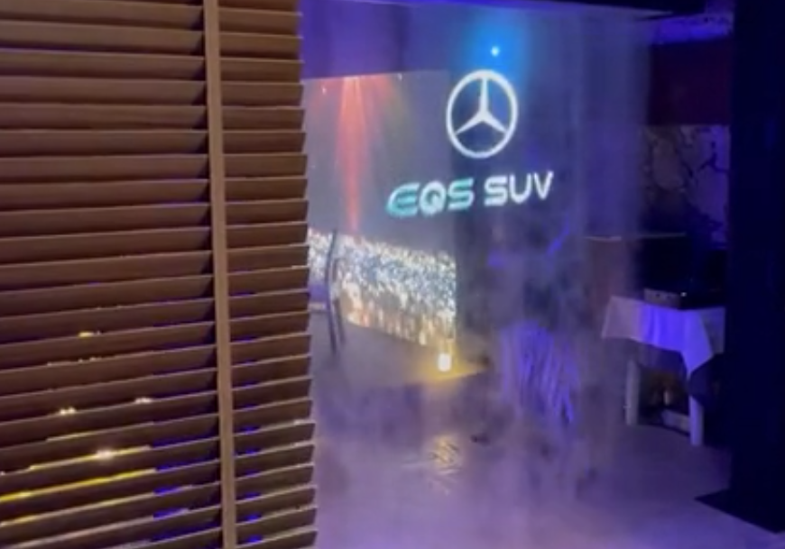 Ecrã Holograma Vapor de Água - Evento lançamento EQS SUV Mercedes