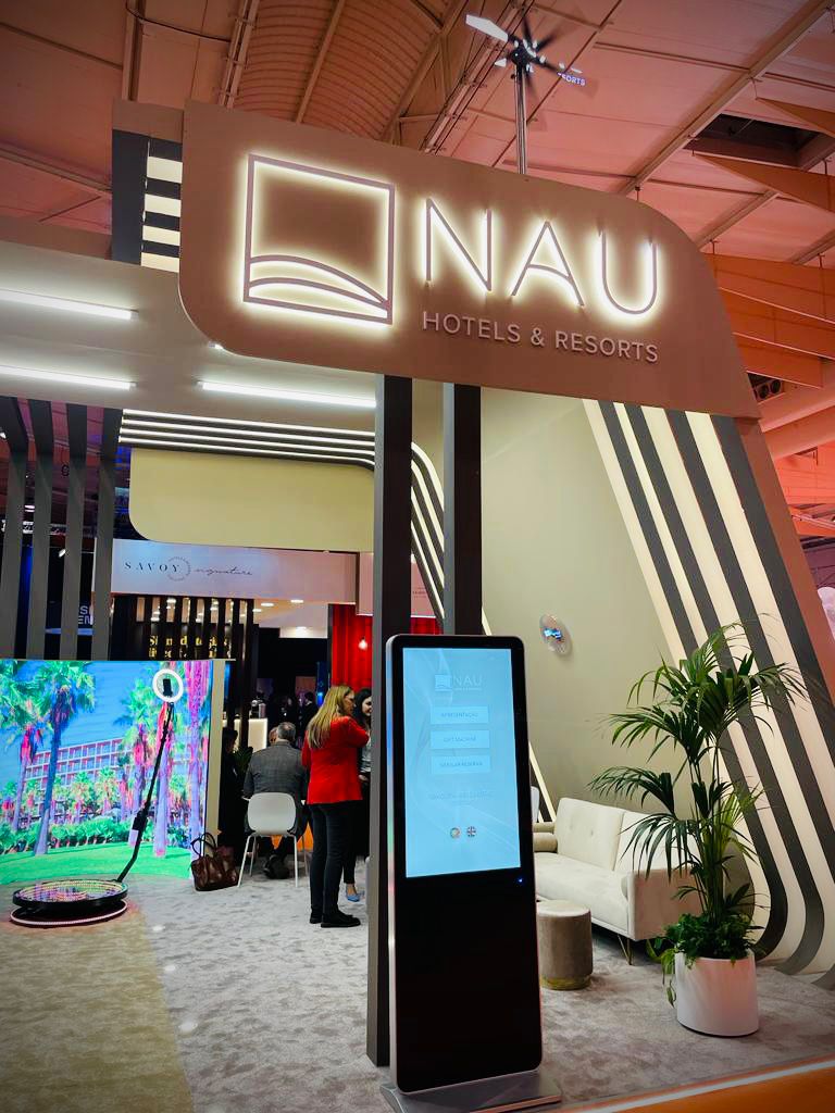Stand Nau Hotels com o Mupi Digital