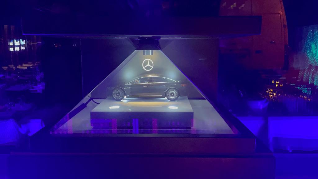 Vitrina Holográfica no evento do lançamento do EQS SUV da Mercedes